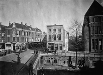 40786 Gezicht op de Viebrug over de Oudegracht te Utrecht met in het midden de glas- en verfwarenhandel van J. de Waal ...
